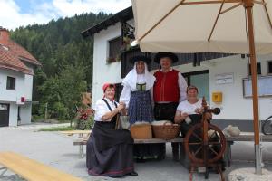 Župan s soprogo v stari lučki opravi